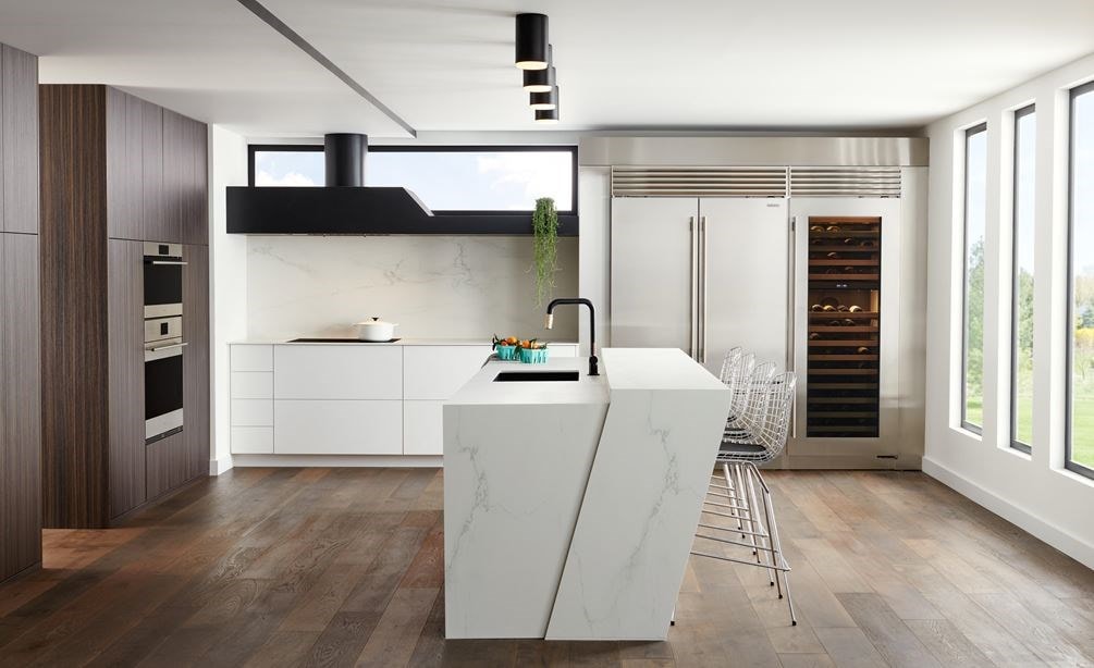 Sub‑Zero technician repairing built-in fridge in San Diego